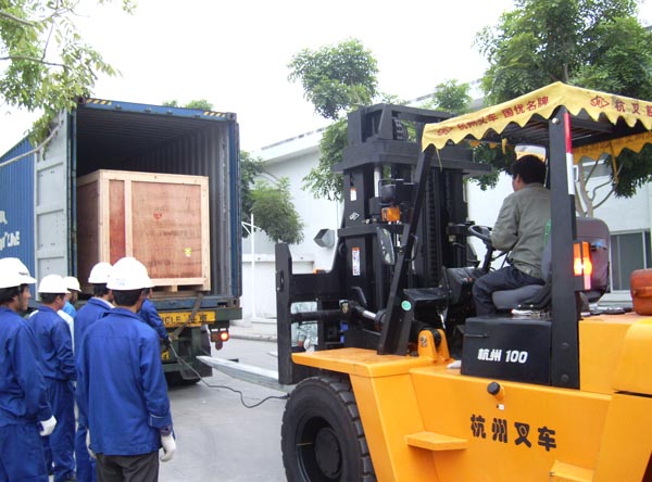 用叉车叉设备掏卸货柜